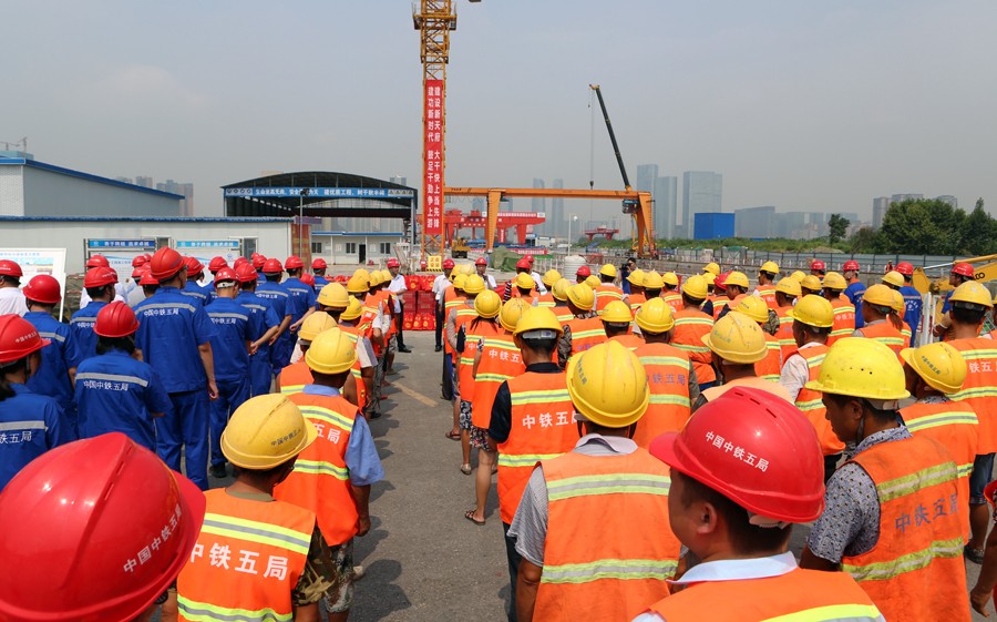 成都市總工會、中鐵城投集團為成都地鐵建設者送清涼